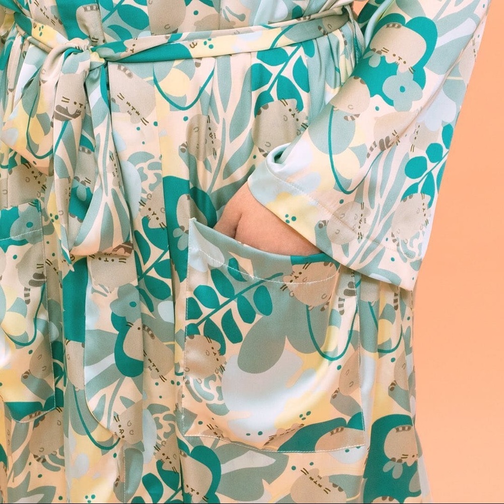 Pusheen Silk Robe - Picture 3 of 9